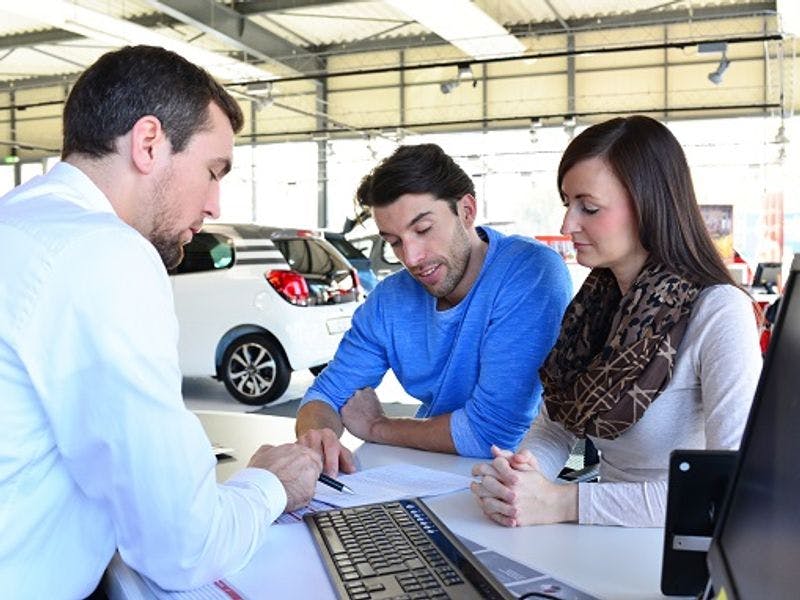 Koppel bij autodealer