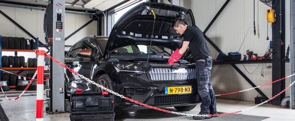 elektrische auto in de werkplaats